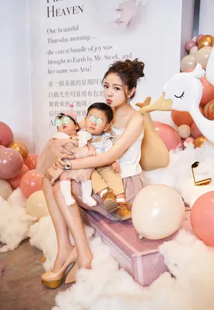 安以轩为小女儿举办双满月宴幸福美照图片_3