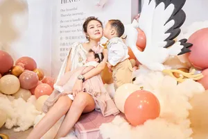 安以轩为小女儿举办双满月宴幸福美照图片_6