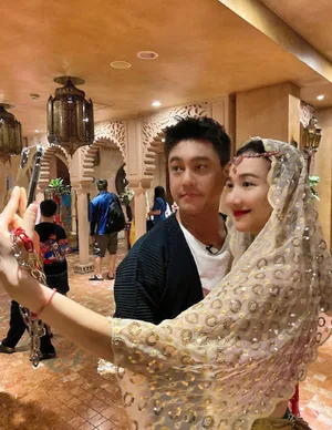 朱孝天与妻子出游帅气甜美恩爱甜蜜美照图片_2