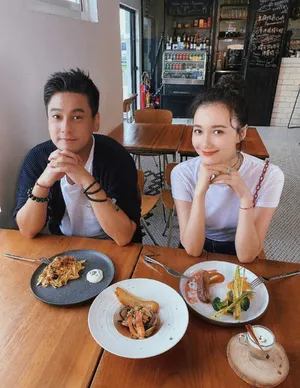 朱孝天与妻子出游帅气甜美恩爱甜蜜美照图片_3
