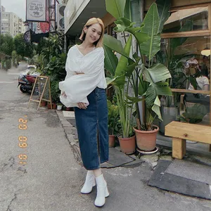 杨丞琳蝴蝶袖上衣牛仔裙纤腰长腿美照图片_2