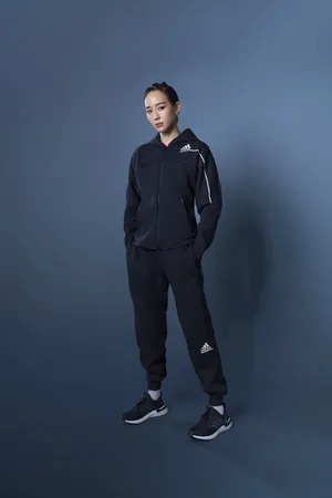 张钧甯红色眼影酷美运动装写真图片
