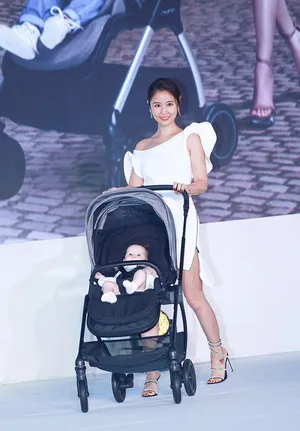 林心如拉链裙性感秀身材美腿纤细现场照图片_1