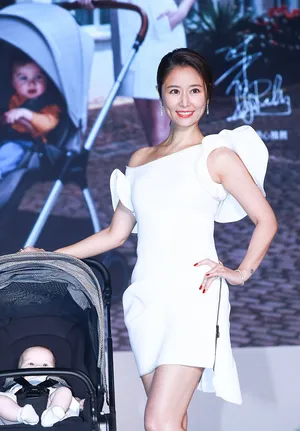 林心如拉链裙性感秀身材美腿纤细现场照图片_3
