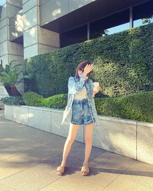 陈若仪热裤秀嫩白美腿甜美微笑美照图片_4