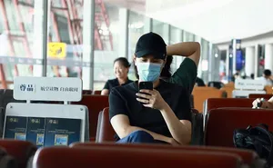 赵又廷简约穿搭帅气清爽身材挺拔机场照图片_1