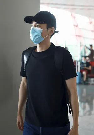 赵又廷简约穿搭帅气清爽身材挺拔机场照图片_2