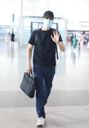 赵又廷简约穿搭帅气清爽身材挺拔机场照图片_3