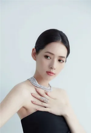 郭碧婷露肩长裙巧满脸幸福写真图片