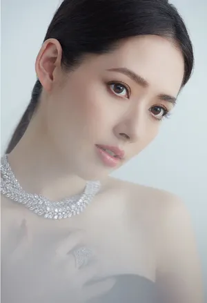 郭碧婷露肩长裙巧满脸幸福写真图片