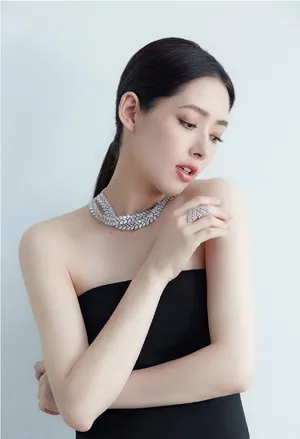 郭碧婷露肩长裙巧满脸幸福写真图片_3