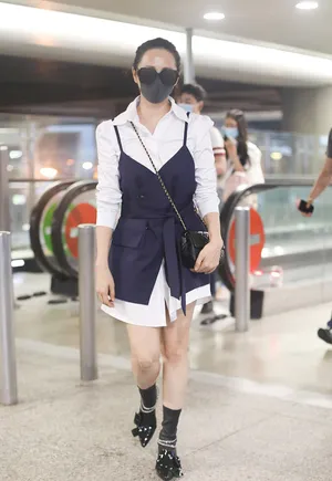 伊能静衬衫裙高跟精致时髦机场照图片_3