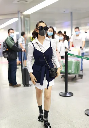 伊能静衬衫裙高跟精致时髦机场照图片_4