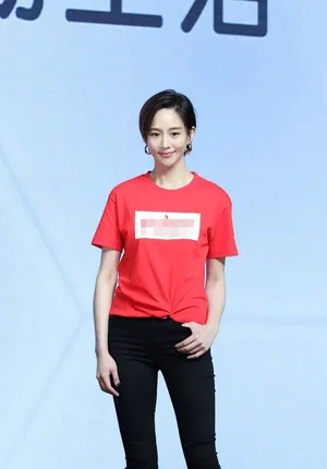 张钧甯短发文化衫简约清新活动照图片_1