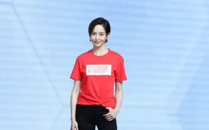 张钧甯短发文化衫简约清新活动照图片_2