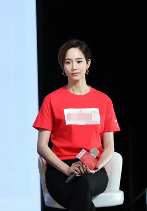 张钧甯短发文化衫简约清新活动照图片_4