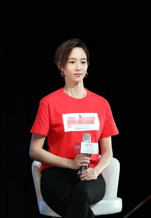 张钧甯短发文化衫简约清新活动照图片_5