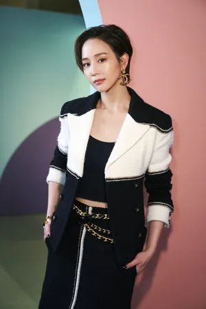 张钧甯拼接外套时尚写真图片_3
