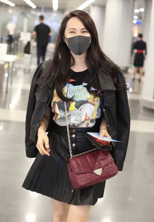 伊能静黑T百褶短裙白皙美腿机场照图片_3