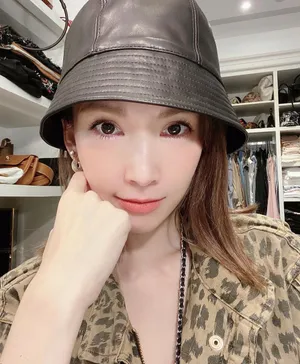 陈若仪身材苗条皮衣又美又飒美腿写真图片