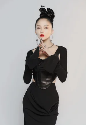 张韶涵皮衣性感酷黑写真图片_2