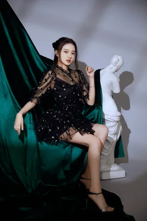 陈昕葳甜酷黑裙写真图片_3