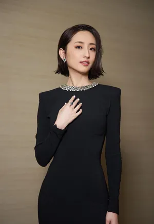 柯佳嬿长发长黑裙魅力时尚美照图片_2
