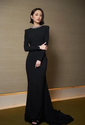 柯佳嬿长发长黑裙魅力时尚美照图片_4