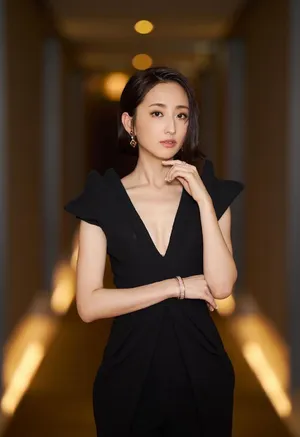 柯佳嬿长发长黑裙魅力时尚美照图片_5