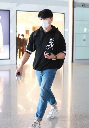 吴奇隆黑色卫衣牛仔裤休闲帅气机场照图片