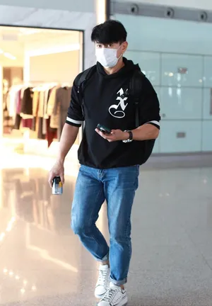 吴奇隆黑色卫衣牛仔裤休闲帅气机场照图片