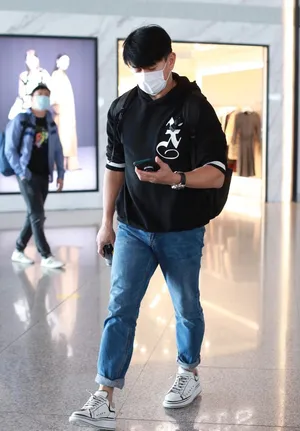 吴奇隆黑色卫衣牛仔裤休闲帅气机场照图片_3