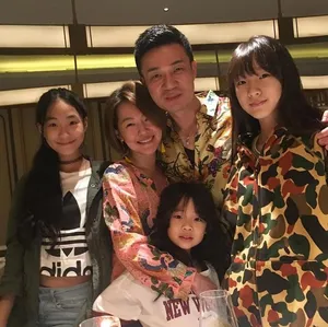 小S携三位女儿同款造型高冷范十足写真图片_3