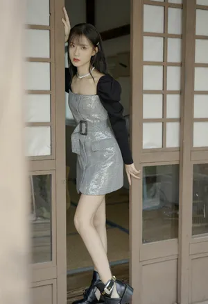 陈意涵银色抹胸裙性感写真图片_1