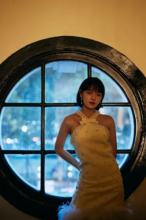 演员文淇露肩裙复古优雅写真图片_3