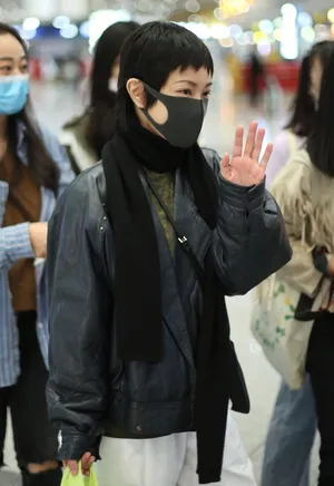 郭采洁休闲装扮挥手甜美温柔机场照图片_2