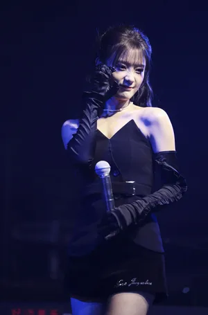 陈意涵白色套装清纯甜美生日会图片_2