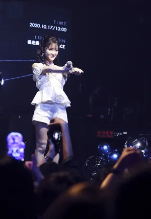 陈意涵白色套装清纯甜美生日会图片_5