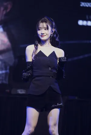 陈意涵白色套装清纯甜美生日会图片_7