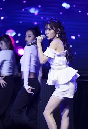 陈意涵白色套装清纯甜美生日会图片_12