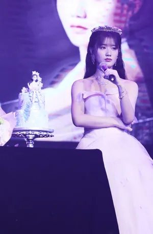 陈意涵白色套装清纯甜美生日会图片_14