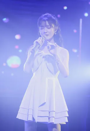 陈意涵白色套装清纯甜美生日会图片_16