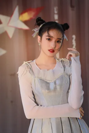 陈昕葳丸子头俏皮写真图片