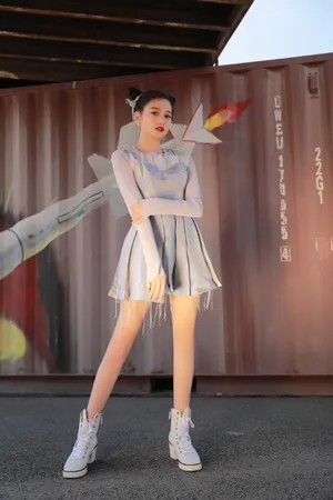 陈昕葳丸子头俏皮写真图片_2
