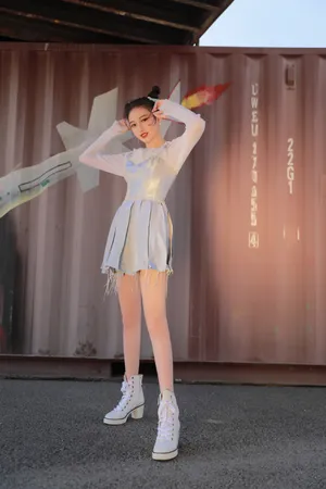 陈昕葳丸子头俏皮写真图片_3