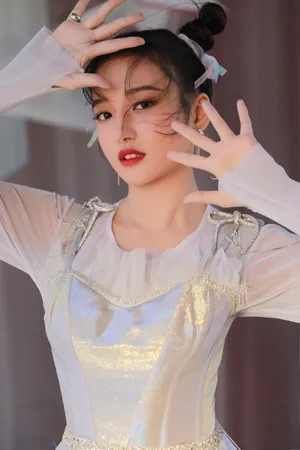 陈昕葳丸子头俏皮写真图片_4