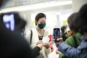 张钧甯针织毛衣时髦可爱机场照图片_3