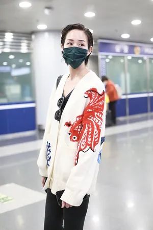 张钧甯短发造型帅气可爱机场照图片_2