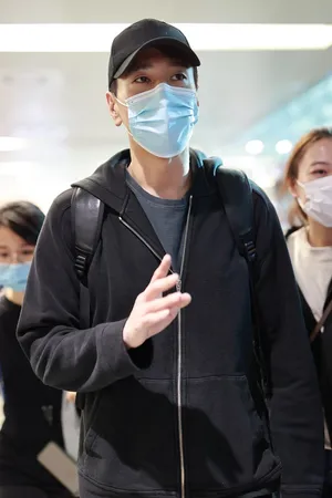 赵又廷连帽衫低调帅气机场照图片