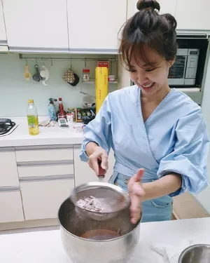 蔡依林丸子头蓝裙清纯甜美美照图片